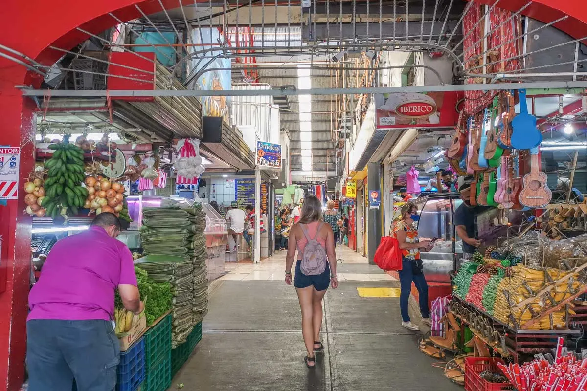 A lady walks into Mercado Municipal de Alajuela