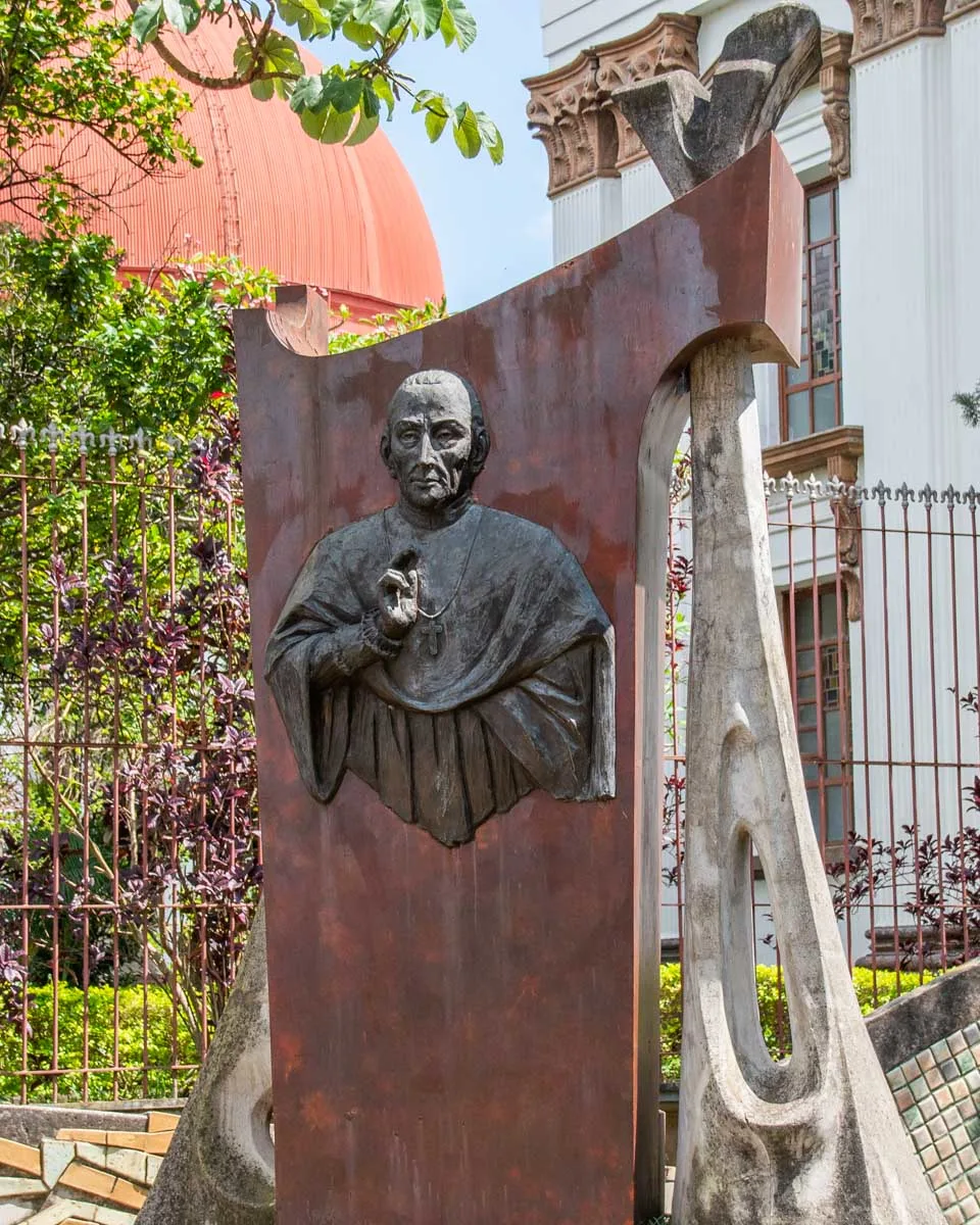 A statue at General Tomas Guardia Park