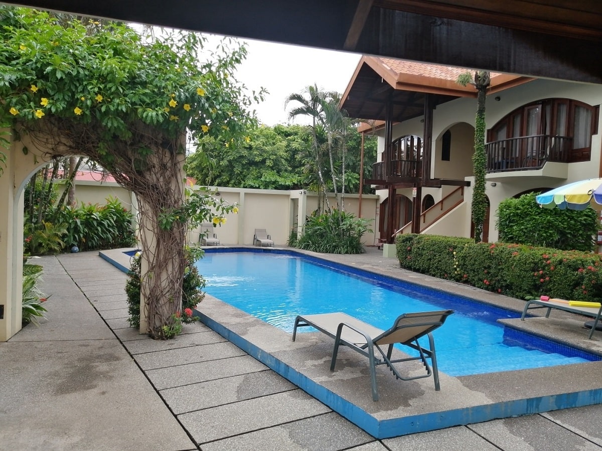 the courtyard and pool at Apartotel Girasol