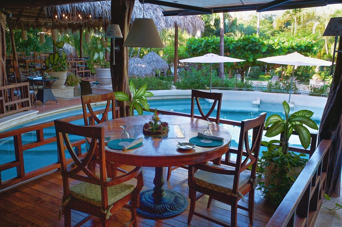 the restaurant and pool at Jardin del Eden Boutique Hotel