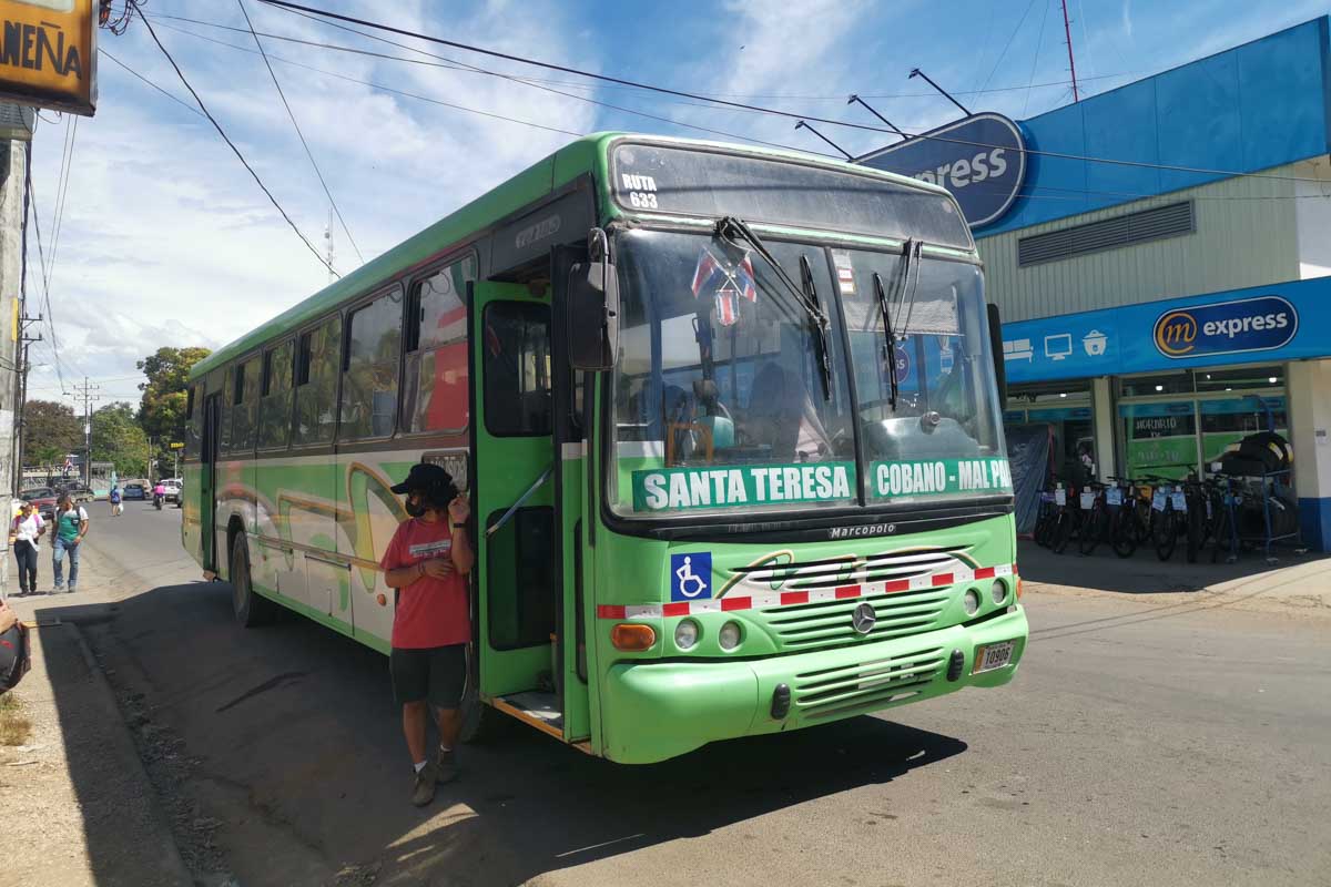 A bus that travels from Montezuma to Santa Teresa