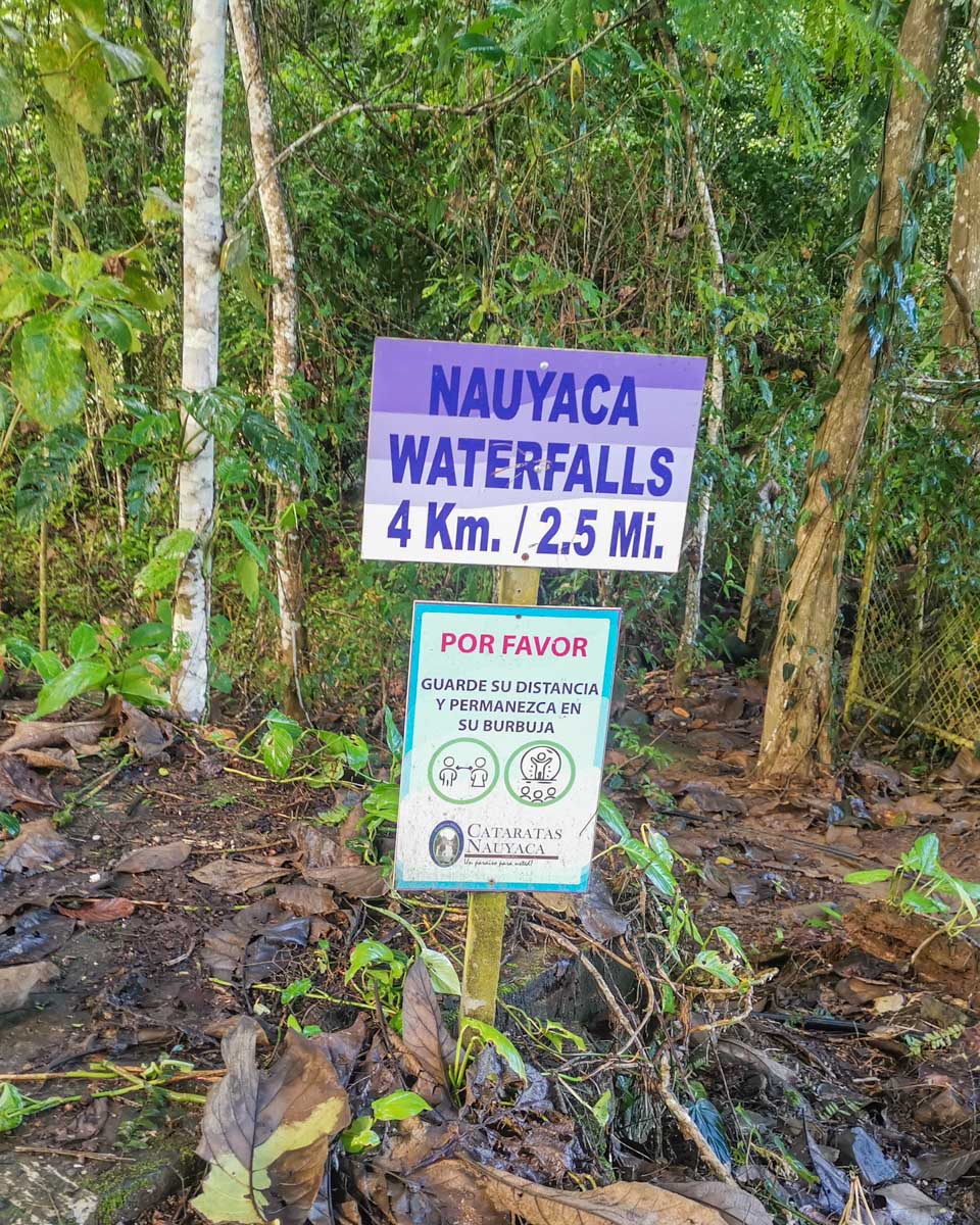 A sign on the trail to Nauyaca Waterfalls