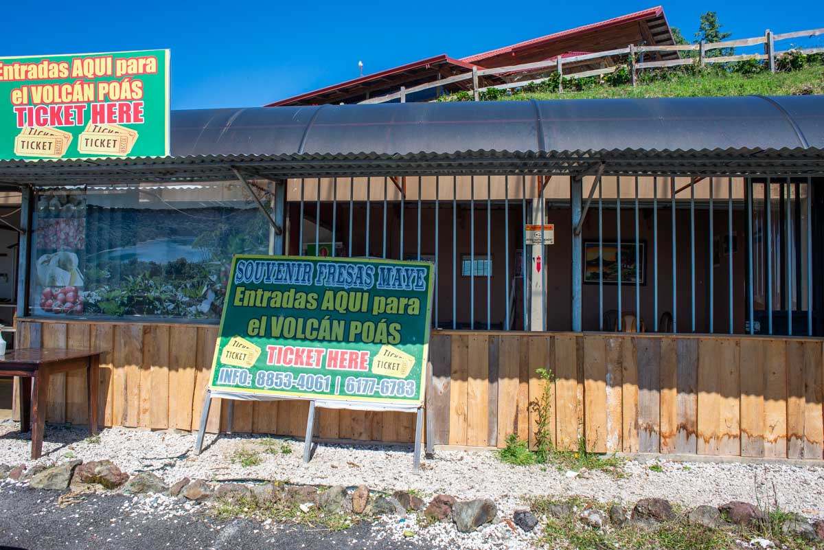 The shop Fresas Maye where you can purchase Poas Volcano tickets near the entrance
