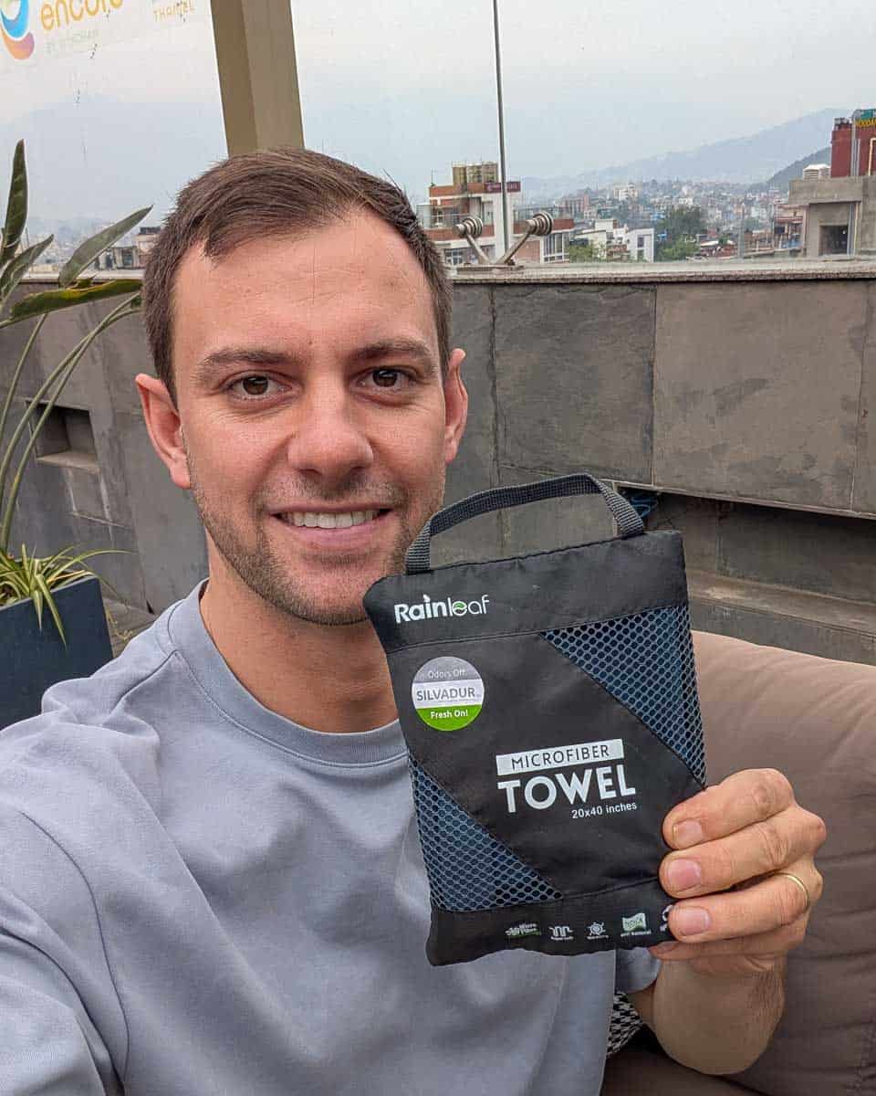 Daniel holds a Rainleaf microfiber towel (2)